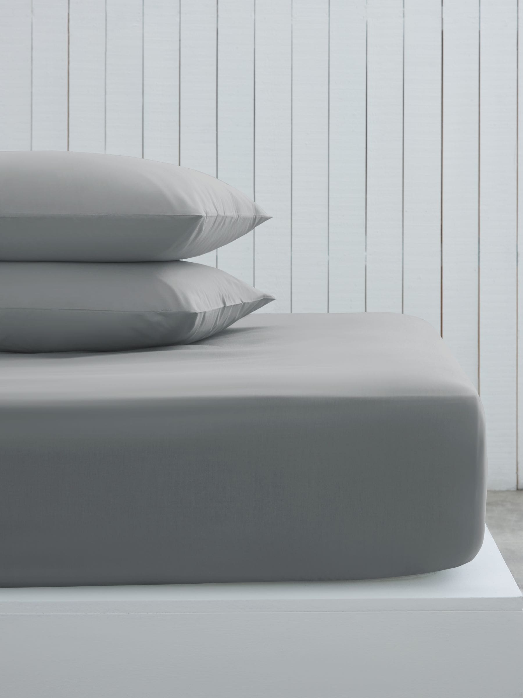 Grey mid cotton rich fitted bed sheet, UK version