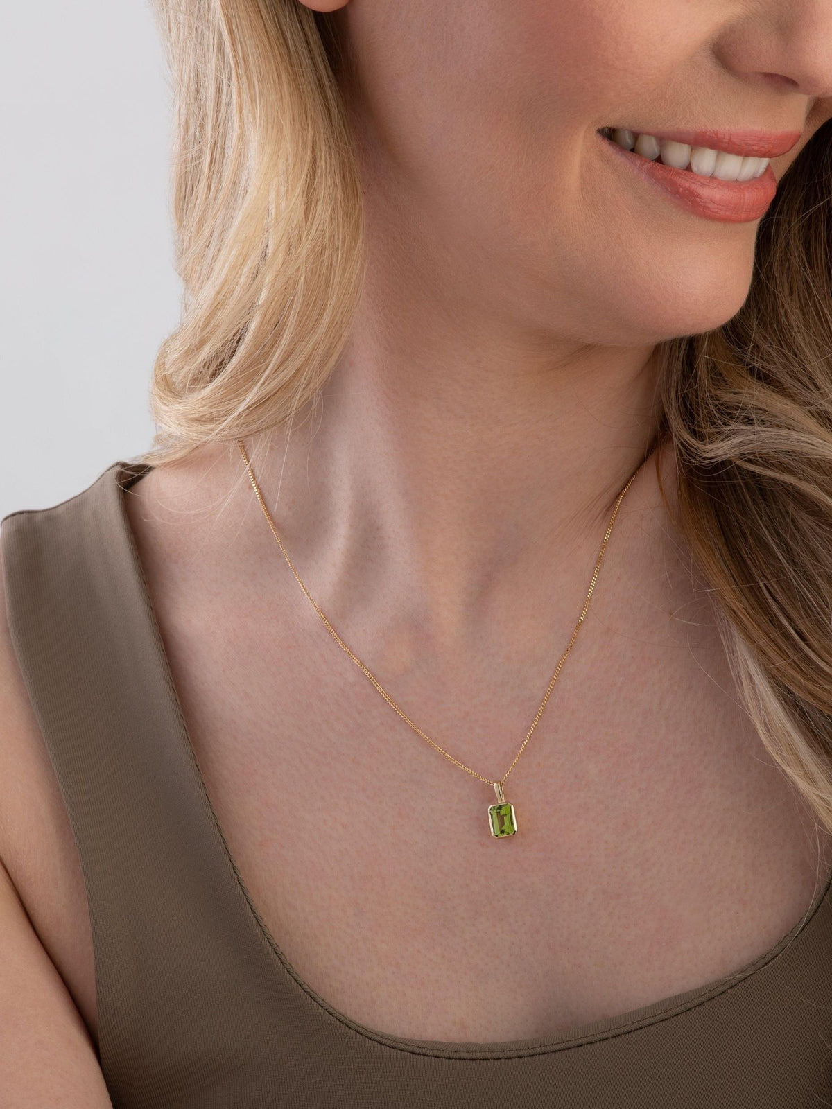 Beaverbrooks Gold 9ct peridot pendant with 45cm necklace - British product