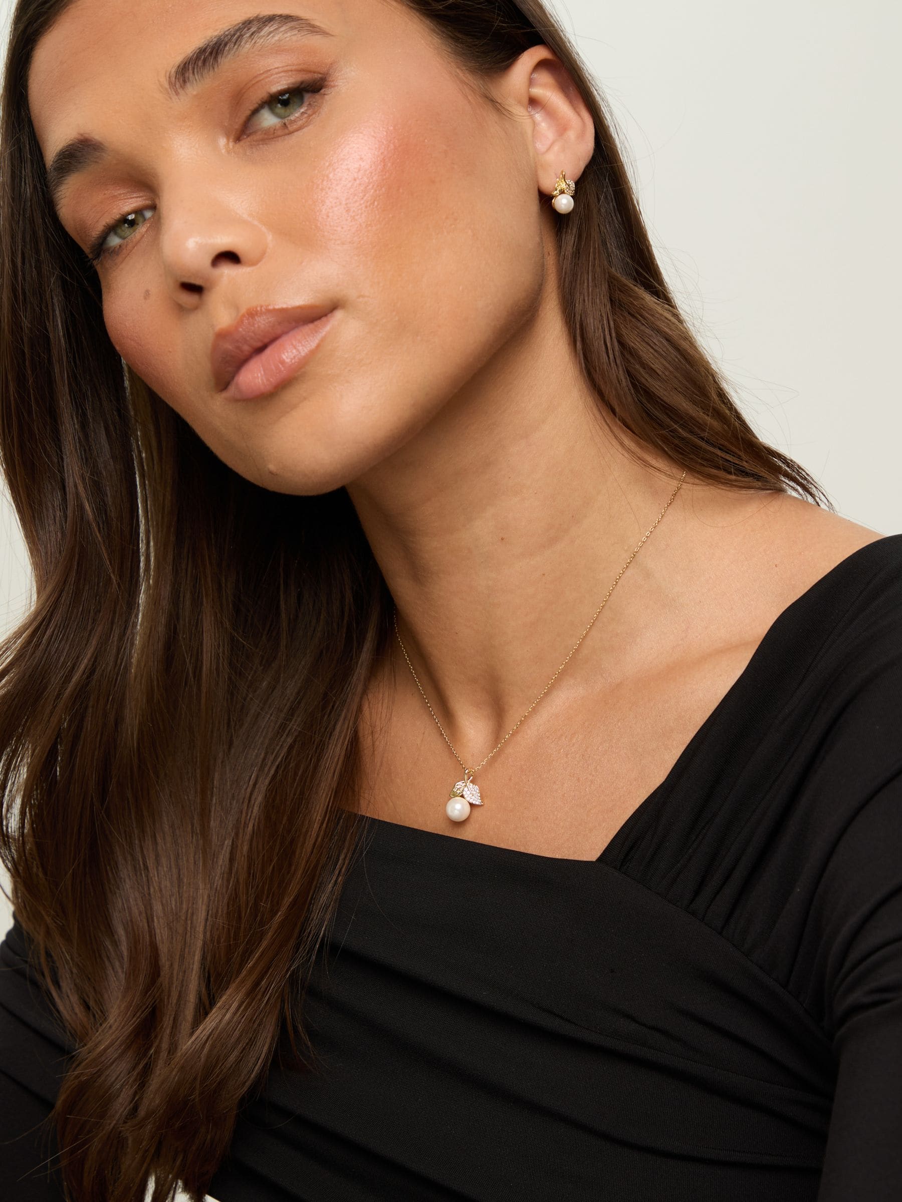 Jon Richard cubic zirconia pearl and leaf necklace set 18 inch chain, UK version