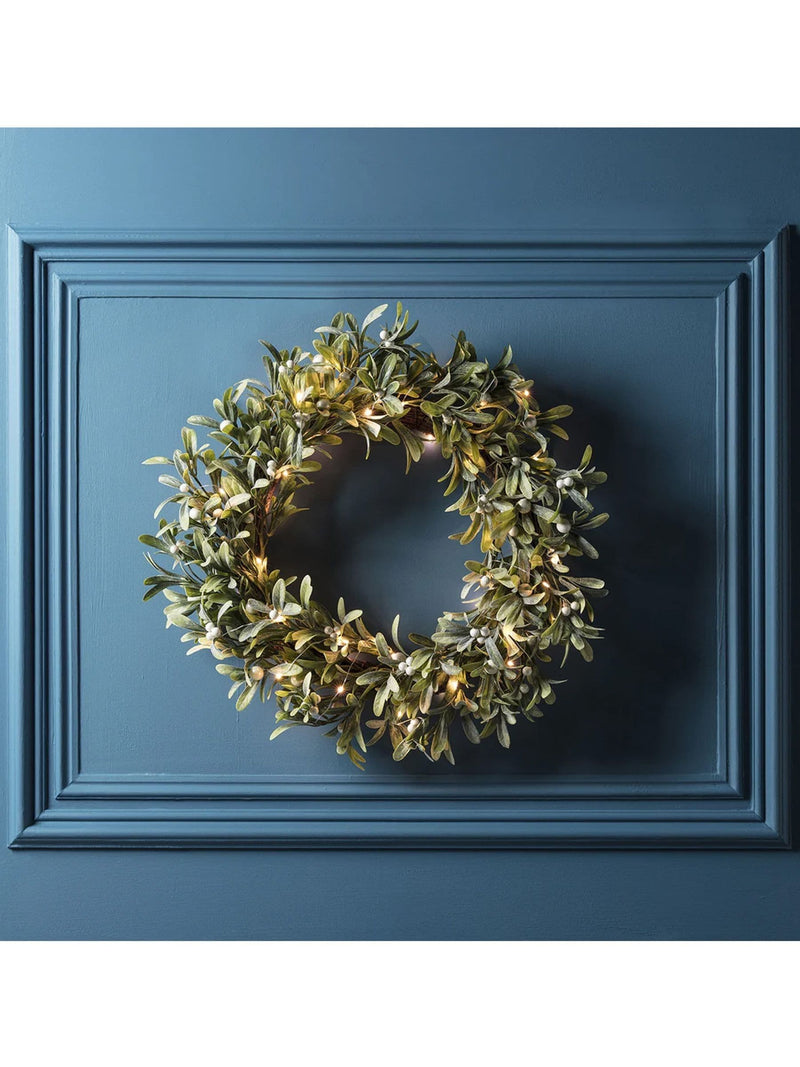 Lights4fun pre-lit mistletoe artificial Christmas wreath 50cm, UK version