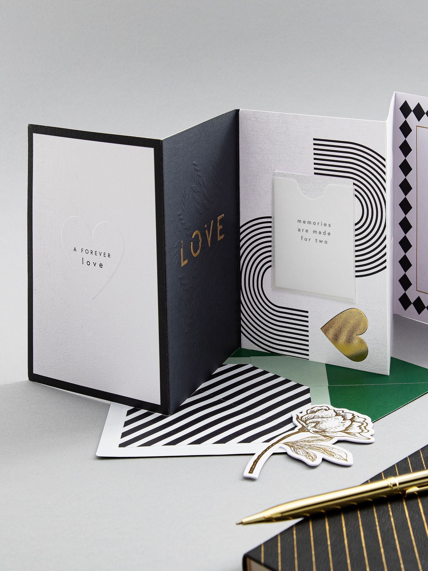 Hallmark Love Card Memento Luxe 17.3cm x 11.9cm, UK version