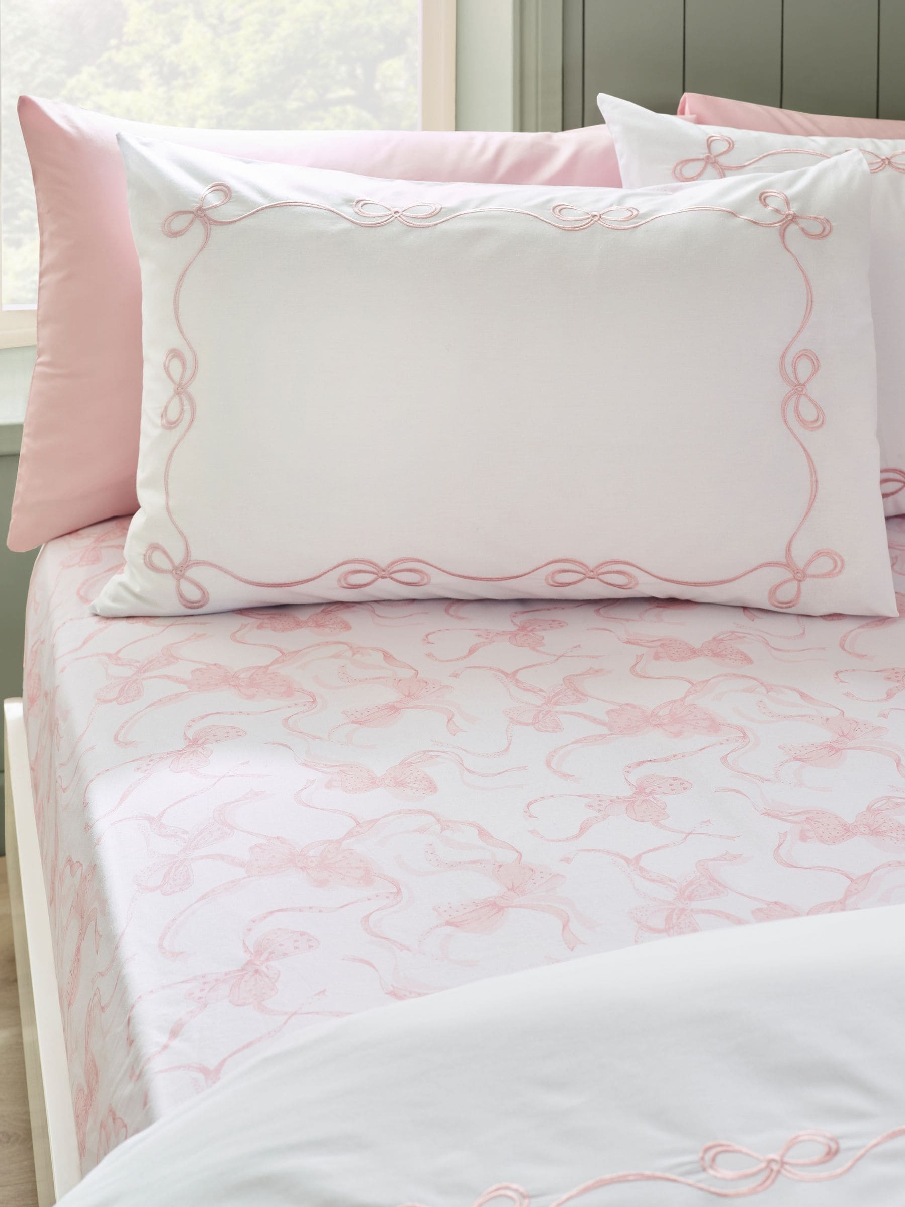 Catherine Lansfield White/Pink Bow fitted sheet - British product