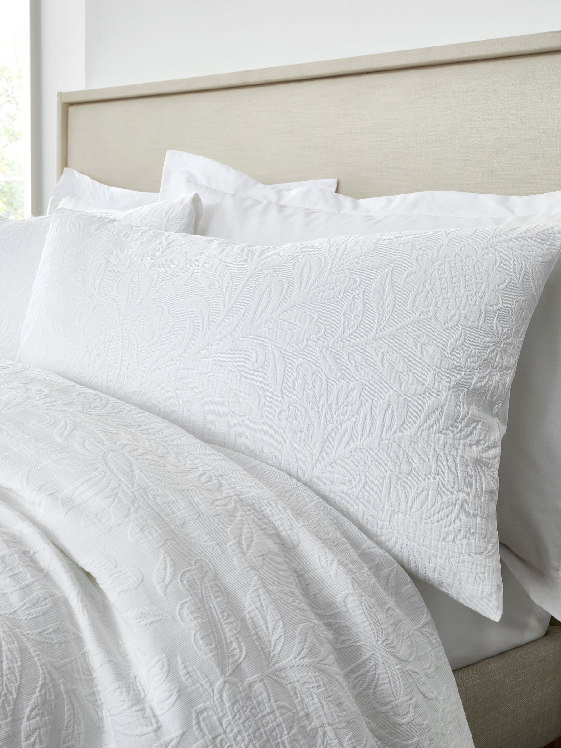 Bianca white fleur matelassé jacquard duvet cover set - British product