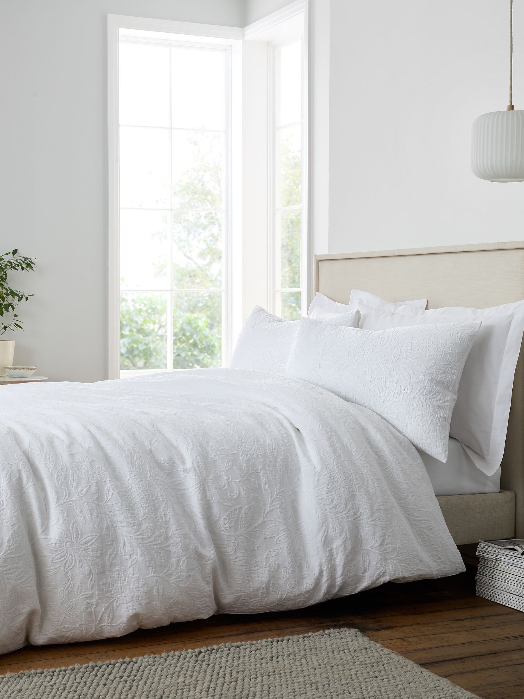 Bianca white fleur matelassé jacquard duvet cover set - British product