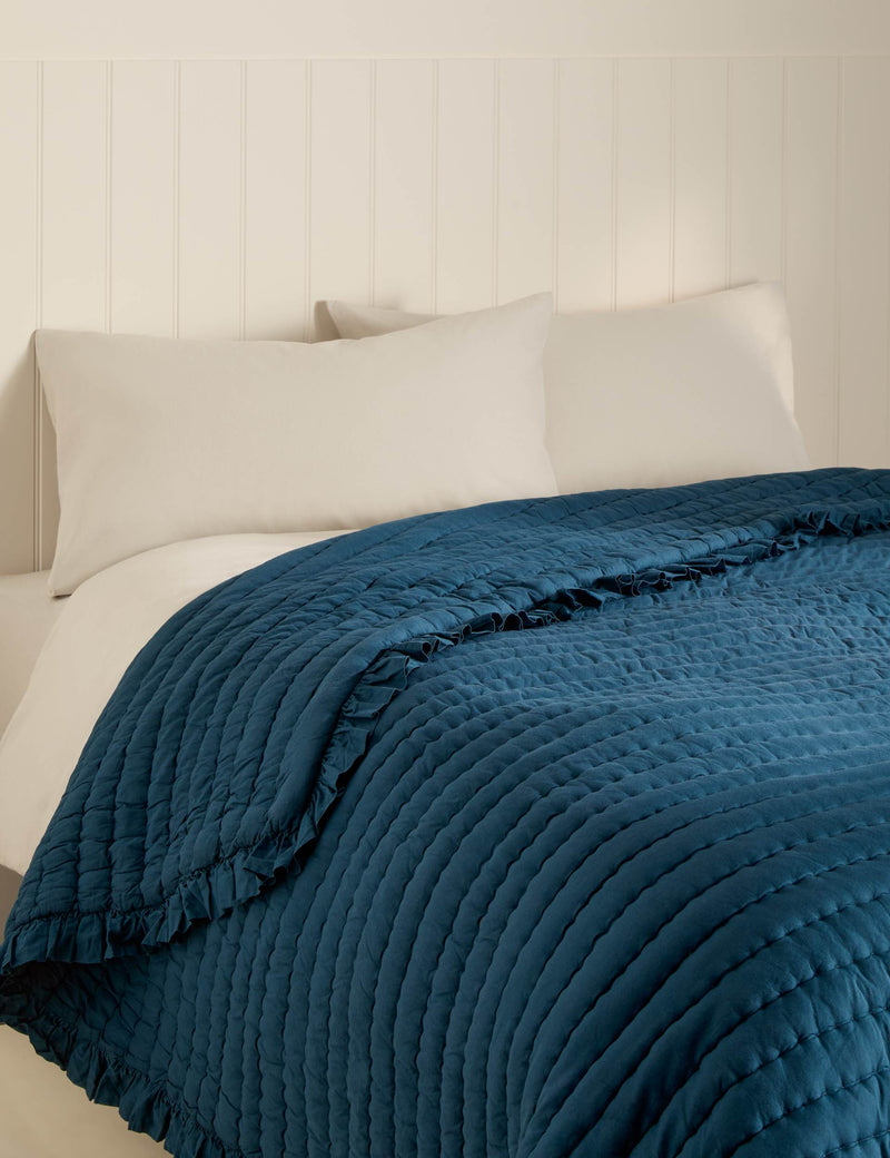 Quilted cotton bedspread with ruffled trims (British brand)
