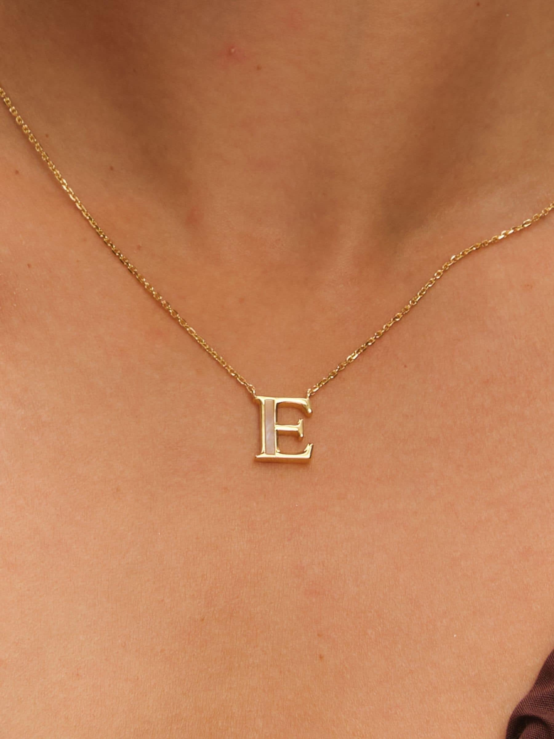 Inicio E Initial Pendant with mother-of-pearl and 17-inch chain, UK version