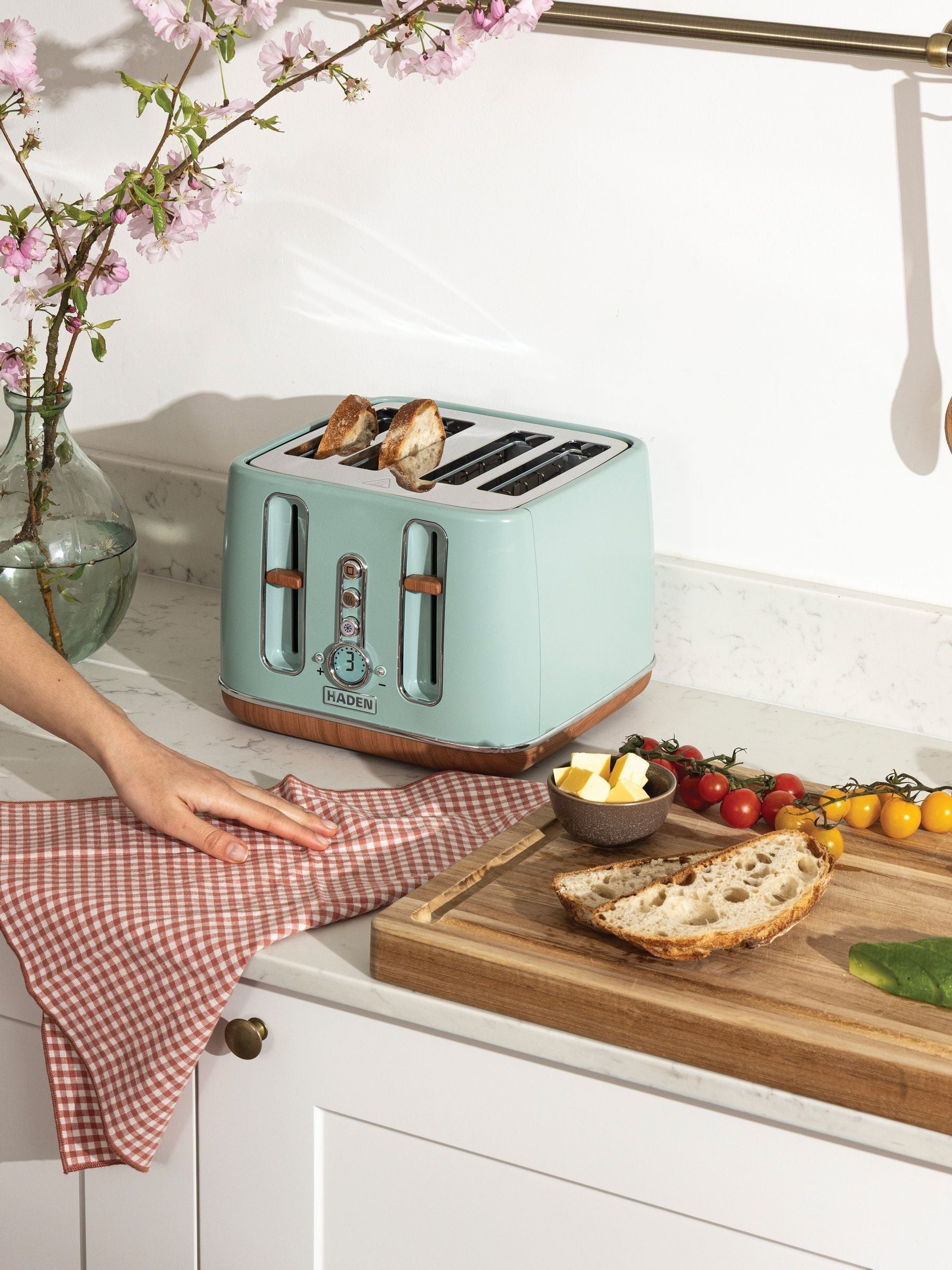 Four-Slice Toaster with Digital Browning Control and Removable Crumb Tray