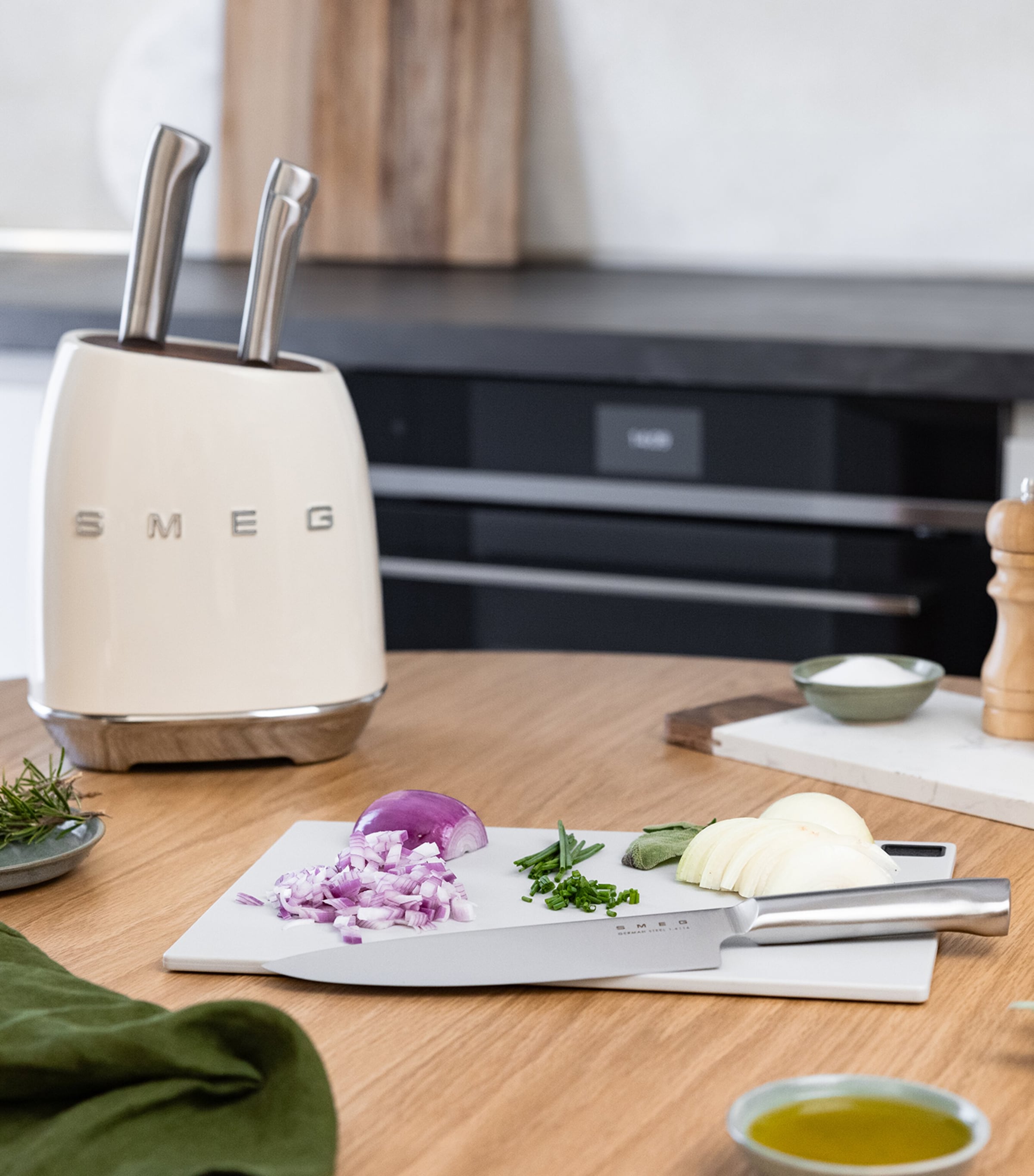 Smeg knife block set (British brand)
