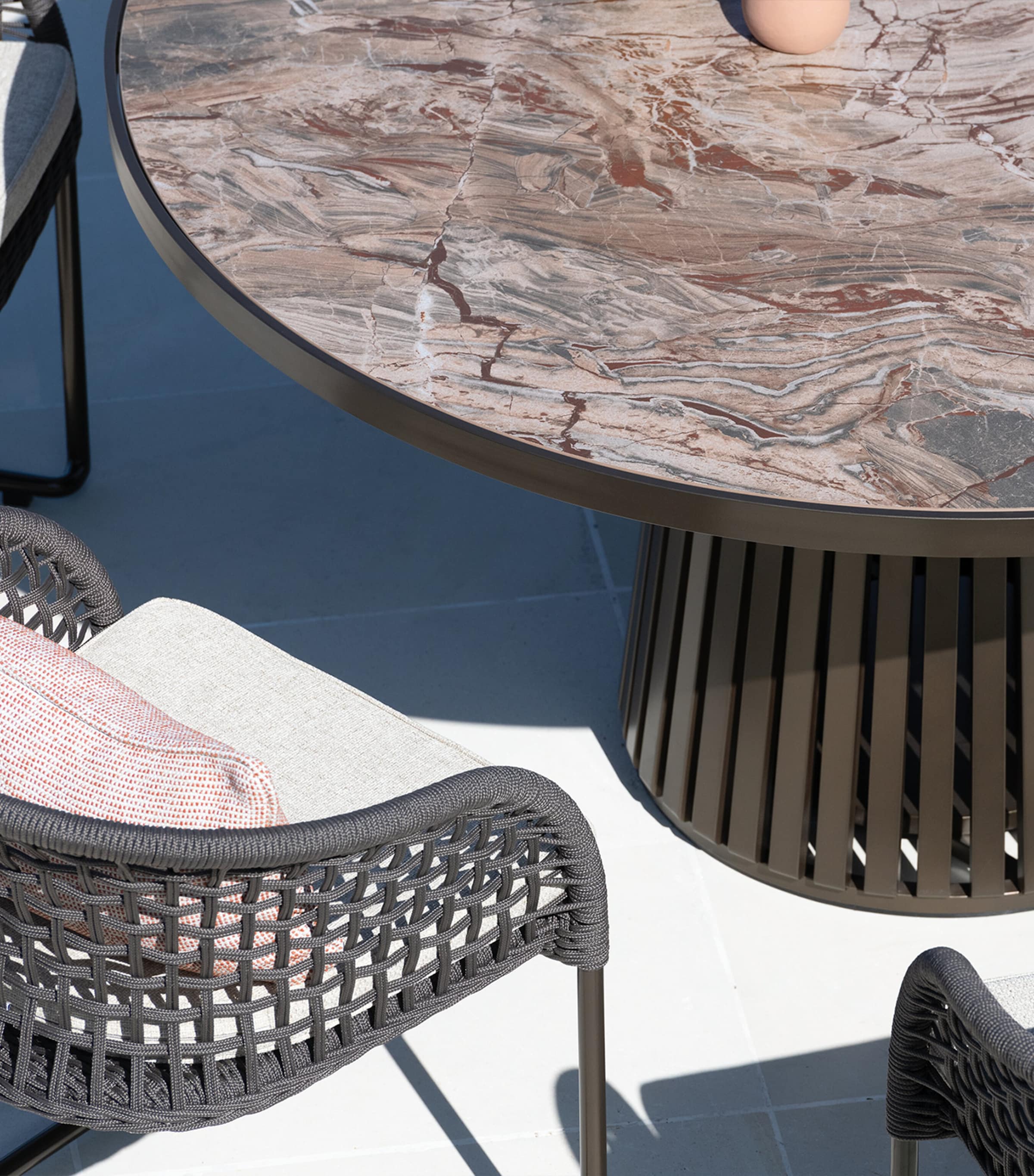 Indian Ocean Round Sierra 6-Seater outdoor table, UK version