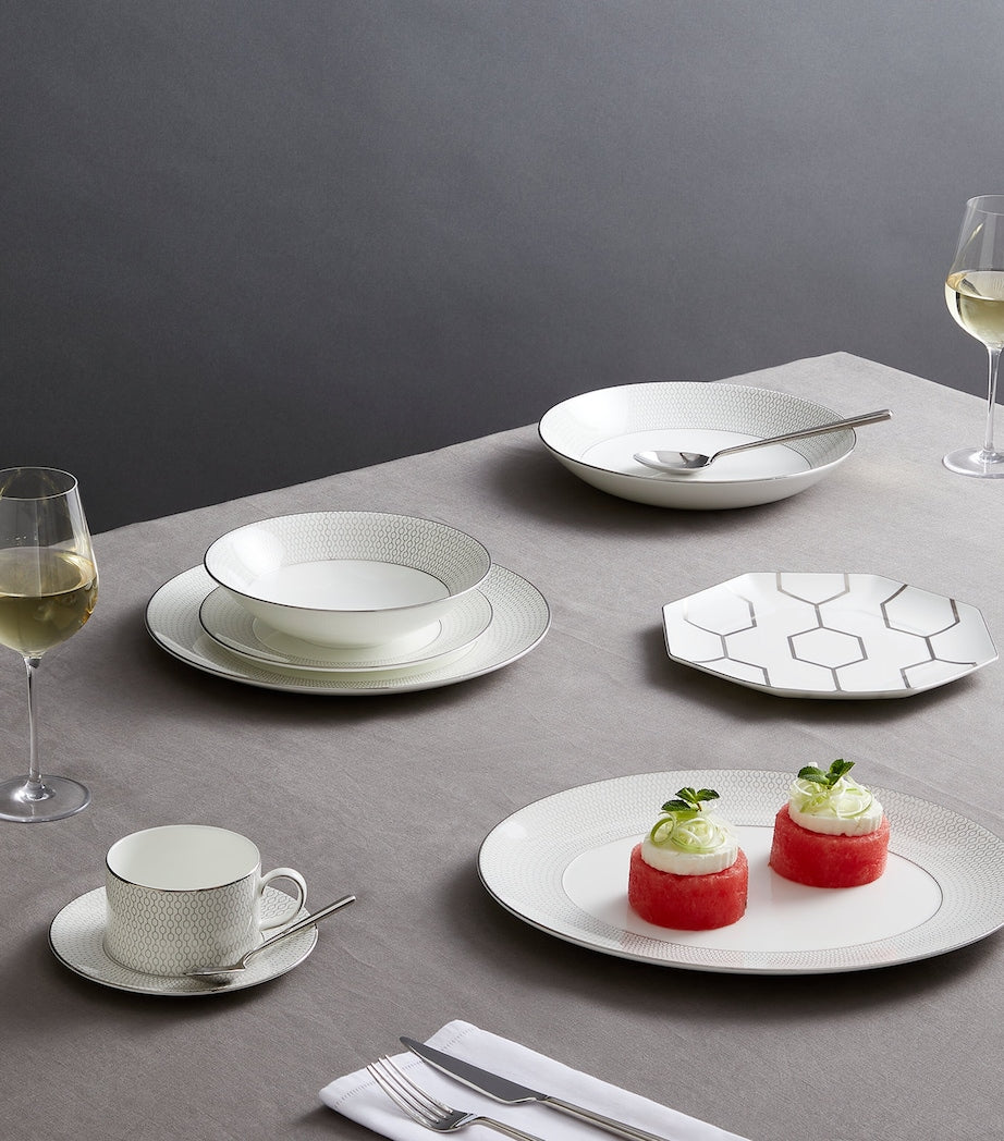 Wedgwood Gio Platinum Plate 20cm (British brand)