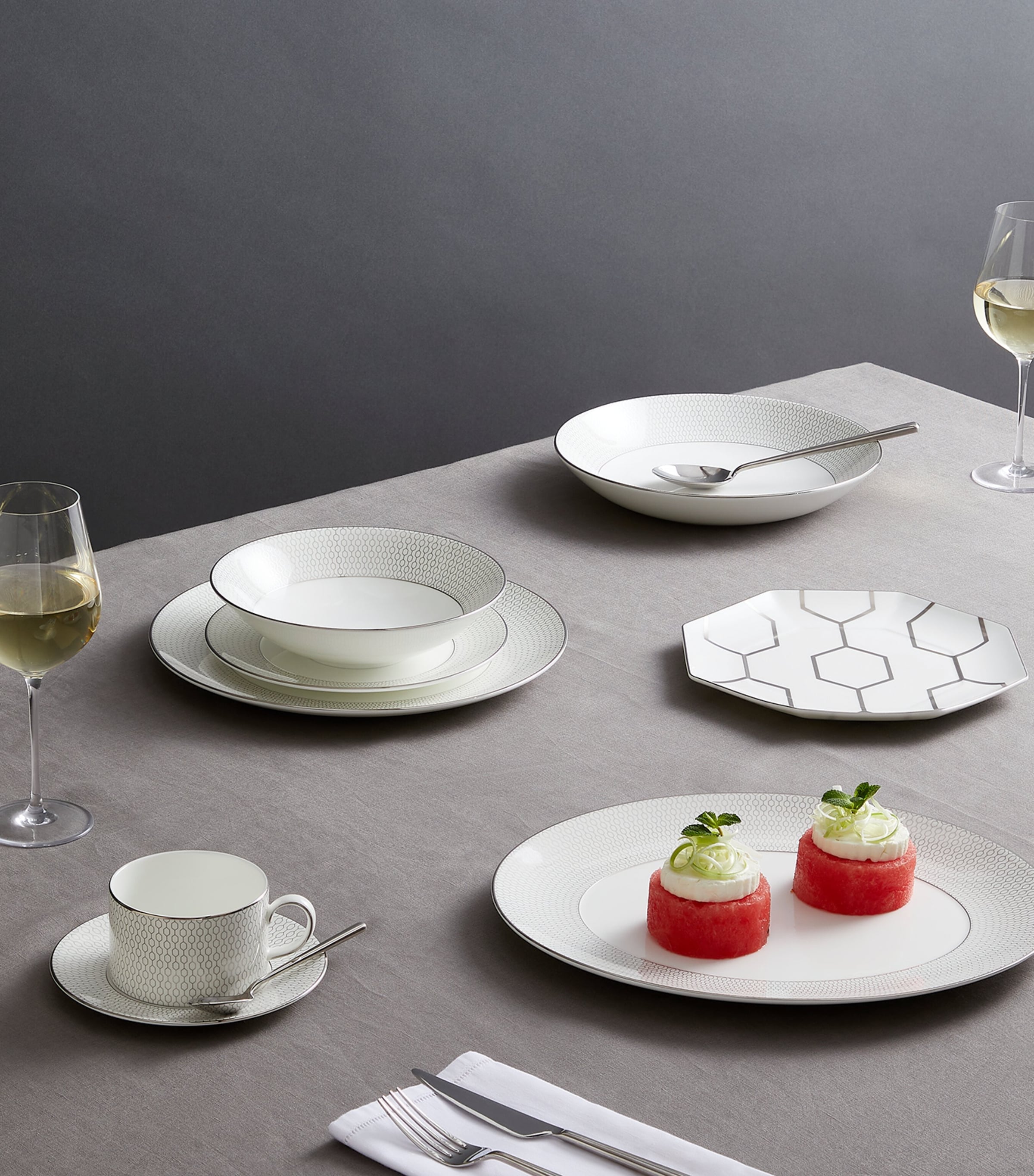 Wedgwood Gio Platinum Plate 20cm (British brand)