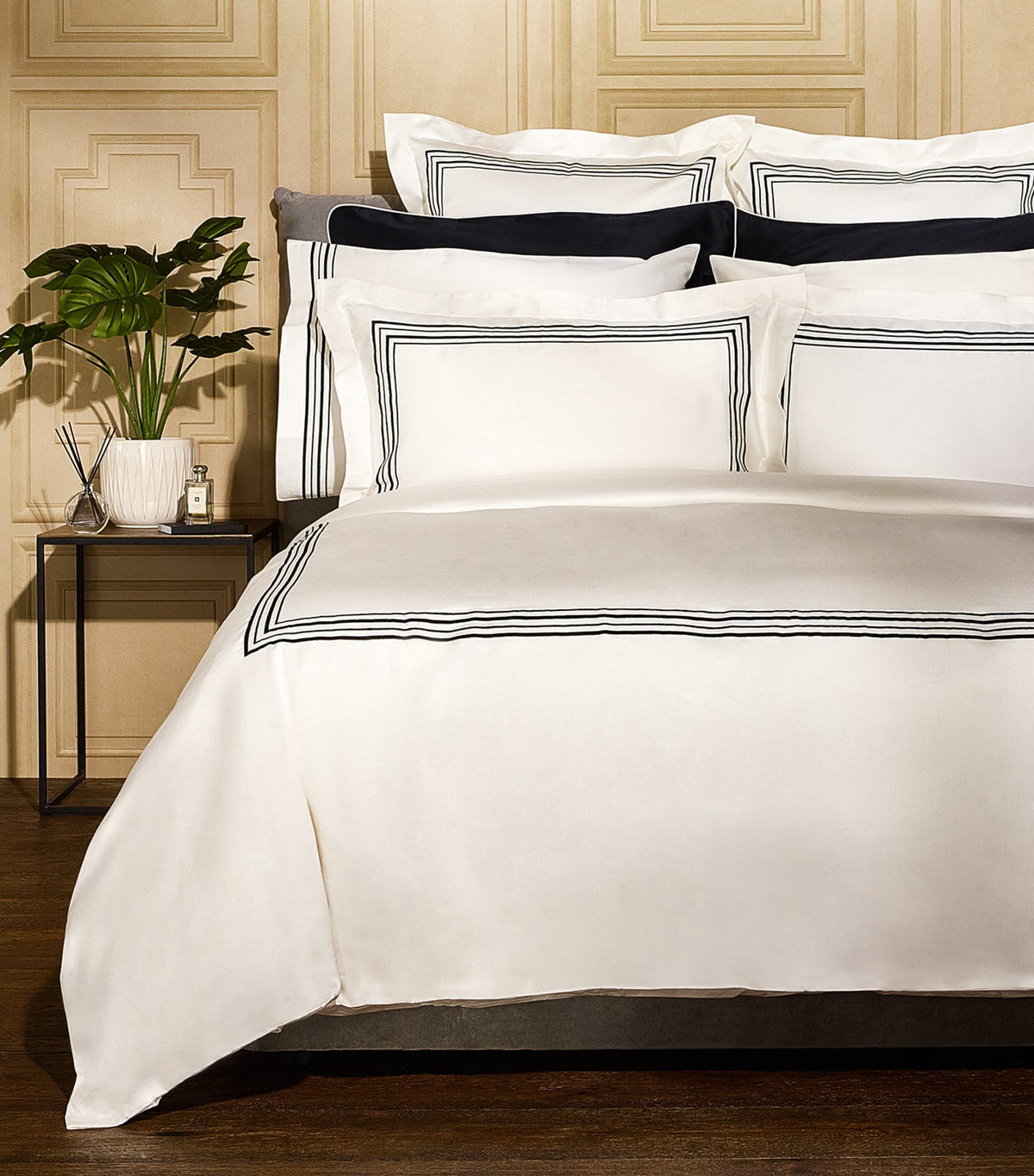 Harrods of London Mayfair Piped Pillowcase Pair 50cm x 75cm, UK version