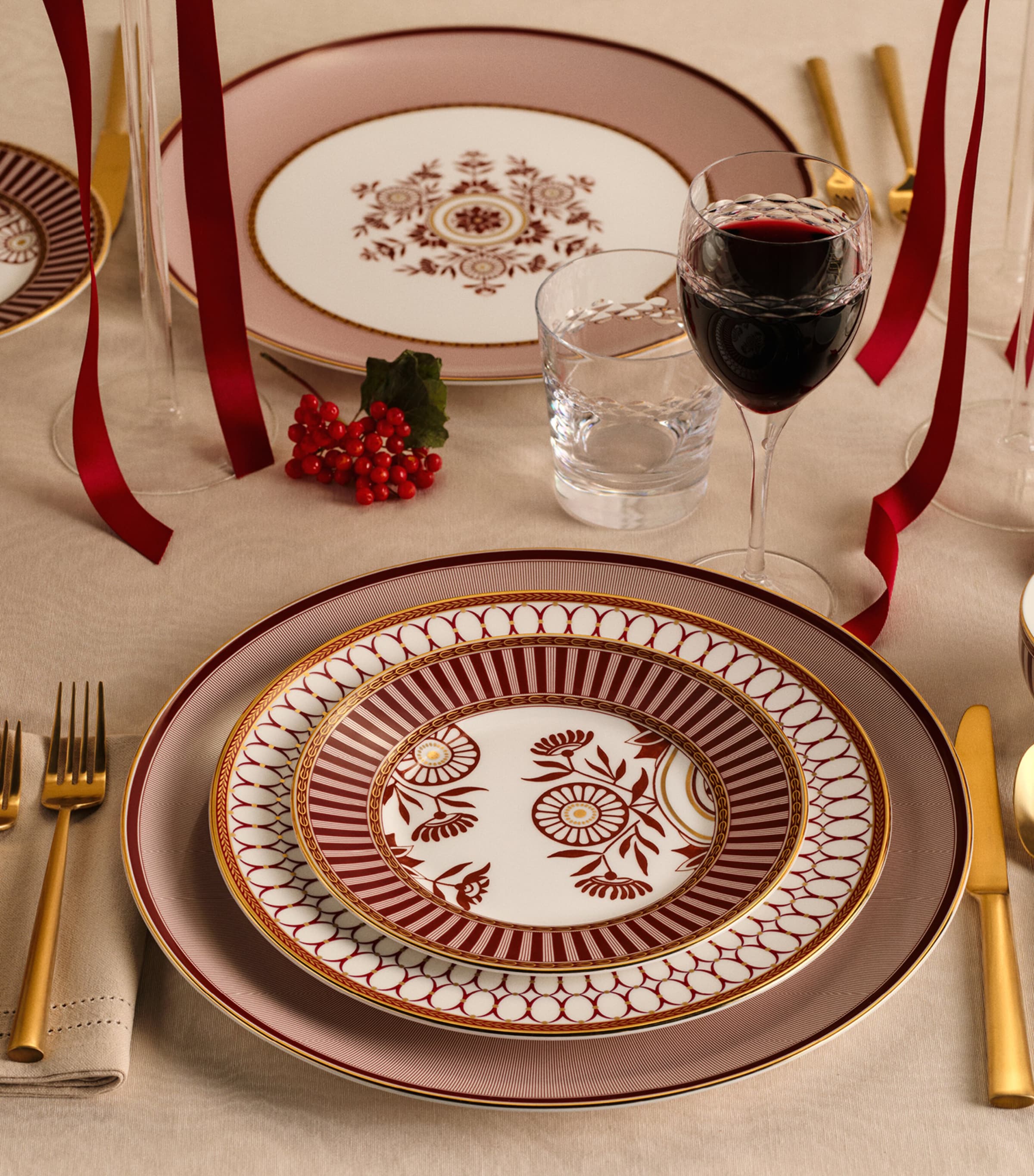 Wedgwood Red Splendour plate 34cm (British brand)