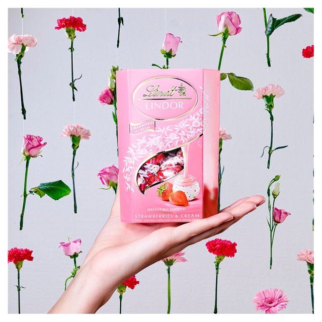 Lindt Lindor Strawberries &amp;amp; Cream Chocolate Truffles   200g