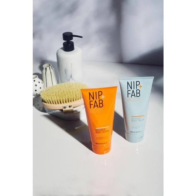 Nip+Fab Glycolic Fix Body Scrub   200ml