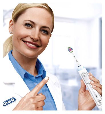 Oral-B 3D White Toothbrush Head with CleanMaximiser Technology, 4 Pack