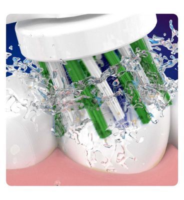 Oral-B CrossAction Toothbrush Head with CleanMaximiser Technology, 8 Pack